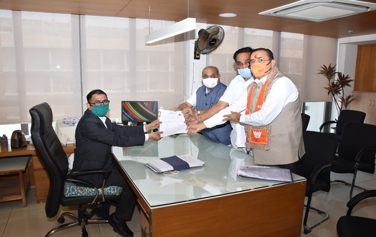 ભાજપ તરફથી રાજ્યસભાની પેટાચૂંટણી માટે રામભાઇ મોકરિયા અને દિનેશ પ્રજાપતિએ ઉમેદવારી નોંધાવી. ભાજપ તરફથી રાજ્યસભાની પેટાચૂંટણી માટે રામભાઇ મોકરિયા અને દિનેશ પ્રજાપતિએ ઉમેદવારી નોંધાવી.