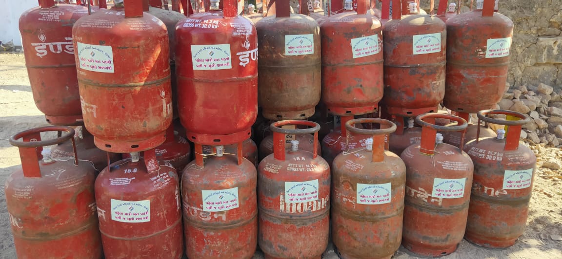 પોરબંદરમાં ગેસના બાટલા પર મતદાન જાગૃતિના સ્ટીકર લગાવી કરાયો નવતર પ્રયોગ