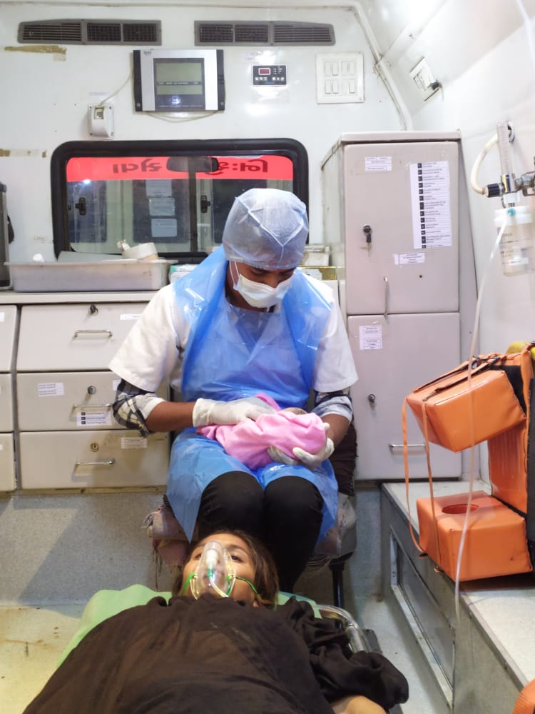 ચંદ્રાવાડા ગામ ની પરણીતાને અડવાના 108 ની ટીમે ઍમ્બૂલનસ માં નોર્મલ ડિલેવરી કરાવી