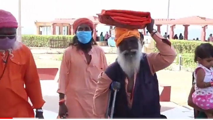 “તેરા તુજકો અર્પણ” સોમનાથ તીર્થમાં ભિક્ષા માંગીને ગુજરાત ચલાવતા દિવ્યાંગ સાધુએ સોમનાથ મહાદેવ ની 11 હજારની ધ્વજાપુજા કરી (અહેવાલ :કૌશલ જોશી)