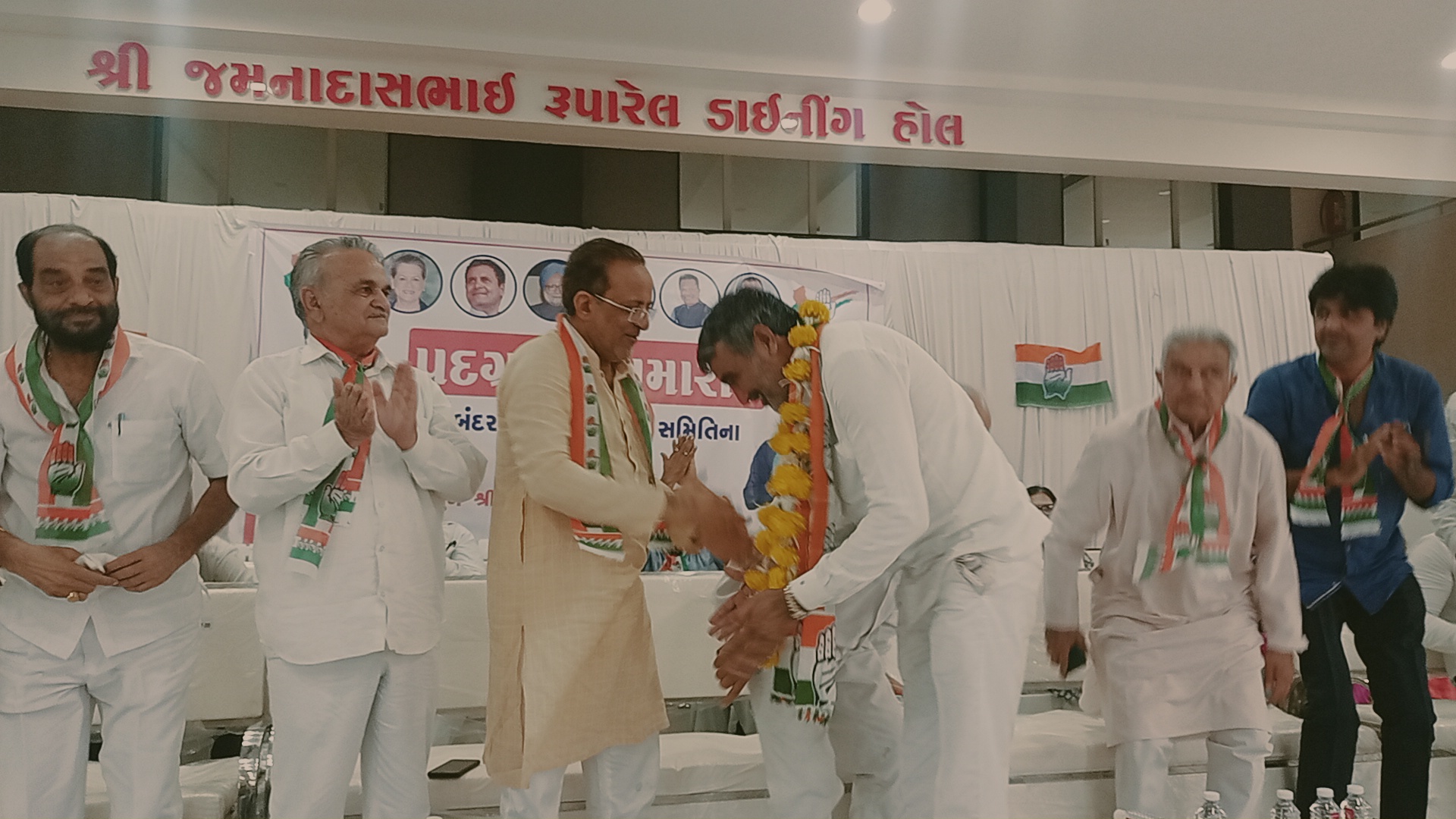 પોરબંદર માં જિલ્લા કોંગ્રેસ ના પ્રમુખ તરીકે રામભાઈ મેપા ભાઈ ઓડેદરા ની વરણી કરાતા આજે તેમનો પદ ગ્રહણ સમારોહ યોજાયો